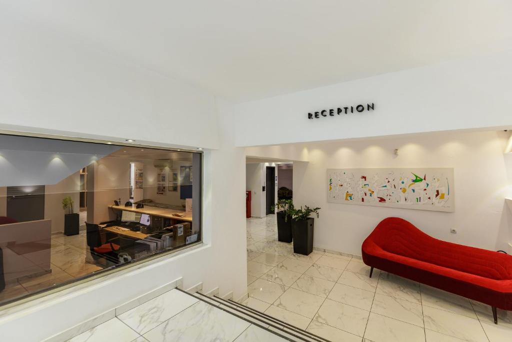 Recepcija ar modernu dizainu, sarkanu dīvānu un mākslas darbu uz sienas, nodrošina viesnīcas uzņemšanas zonu. Gaismas un plašuma apvienojums rada patīkamu atmosfēru.
