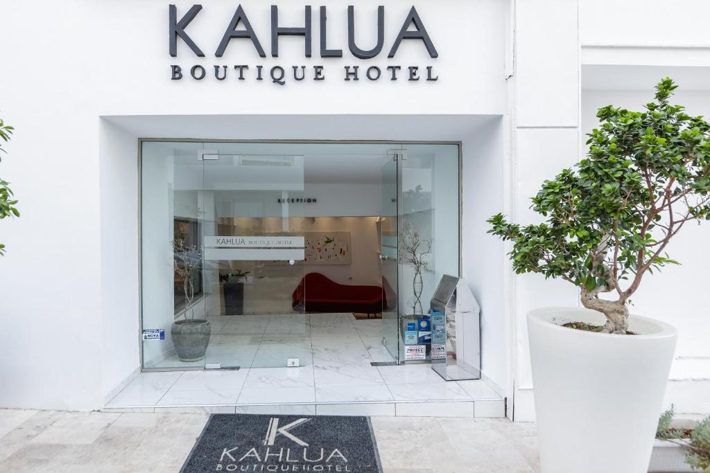 Kahlua Boutique Hotel ieeja ar modernu dizainu un elegantu interjeru, kas rada viesmīlīgu atmosfēru. Redzama stilīga recepcija un zaļi augi, kas papildina telpas estētiku.