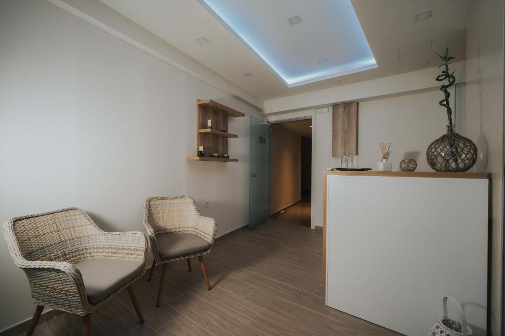 Mūsdienīgs un elegants SPA gaidīšanas zonas interjers ar vītņotiem krēsliem un minimālistisku dizainu. Gaismas un augu akcenti rada relaksējošu atmosfēru.