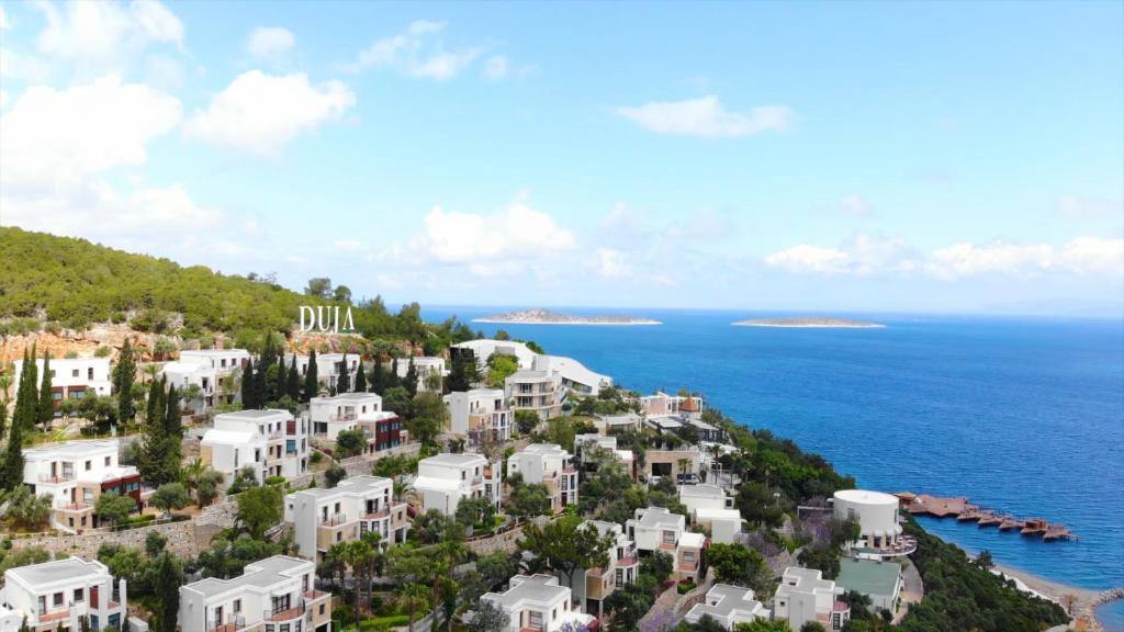 Skats uz Duja Bodrum viesnīcu piekrastē ar jūras ainavu