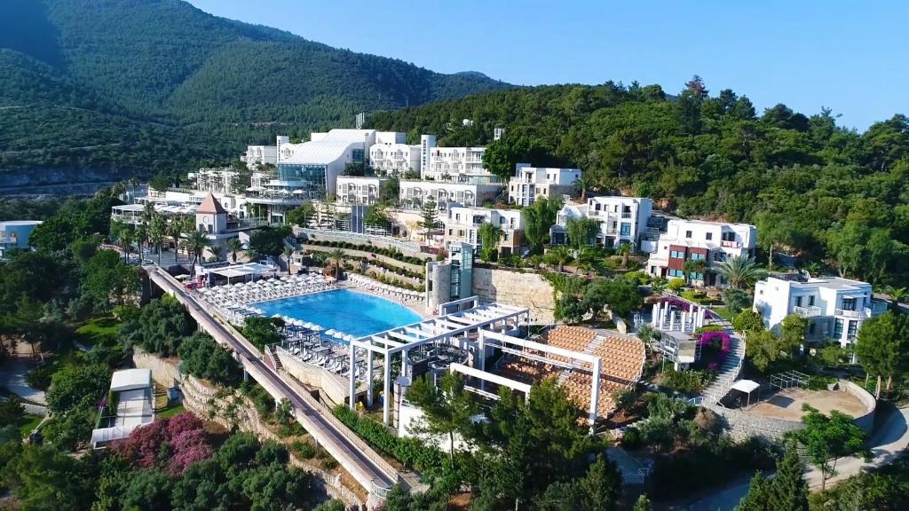 Duja Bodrum viesnīca ar baseinu un zaļo apkārtni piekrastē.