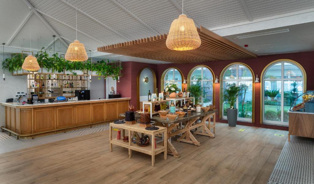 Viesnīcas Corendon Playa Kemer bārs ar elegantu interjeru un augiem.