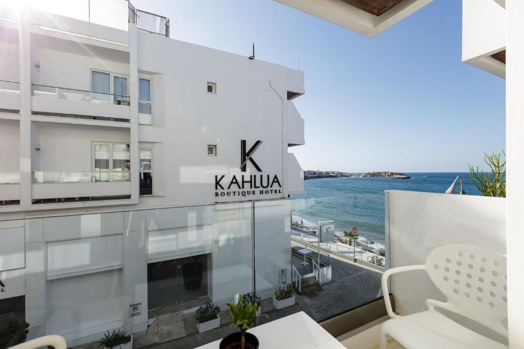 Kahlua Boutique Hotel piejūras skats ar modernu arhitektūru un gaišu, saulainu atmosfēru.