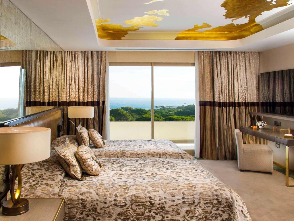 Numurs ar divām gultām un skatu uz dabu Rixos Premium Belek