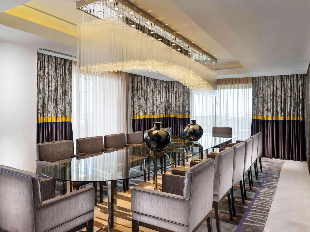 Konferenču telpa Rixos Premium Belek ar modernu dizainu un elegantu apgaismojumu.