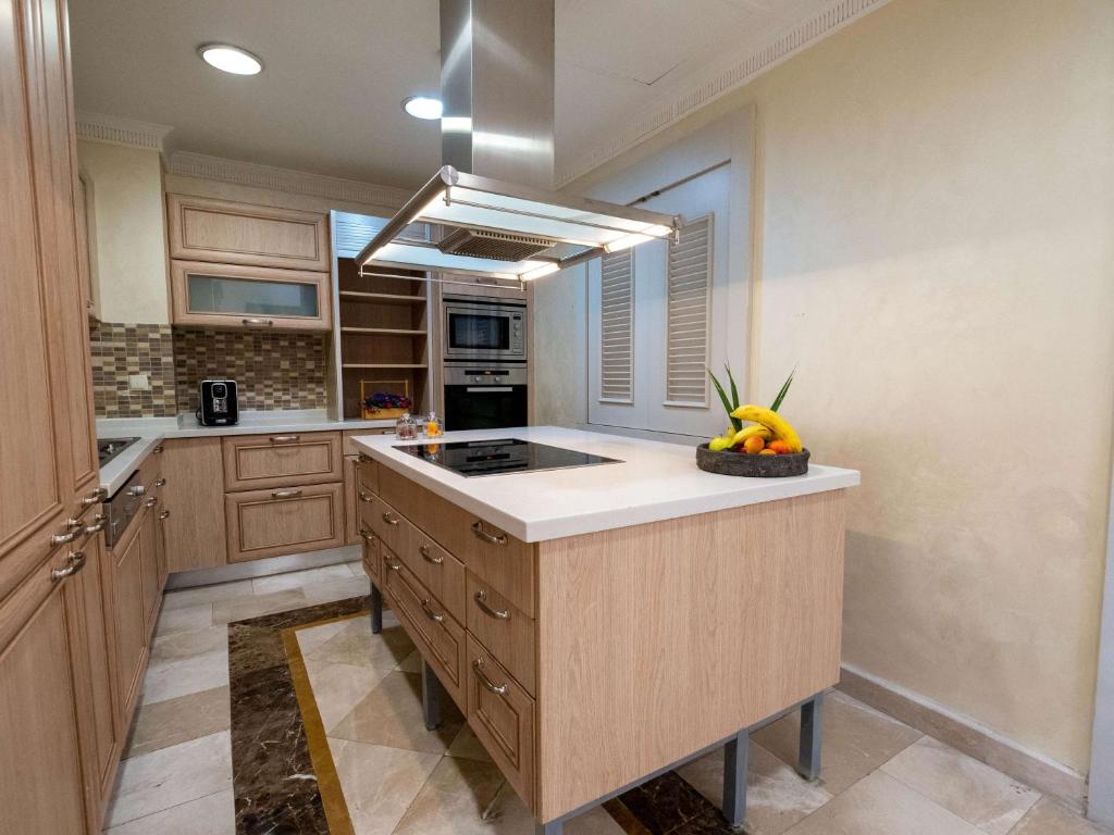 Mūsdienīga virtuve Rixos Premium Belek ar elegantu dizainu un augļu dekoru.