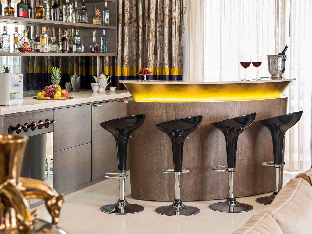 Elegants bārs ar melniem krēsliem Rixos Premium Belek