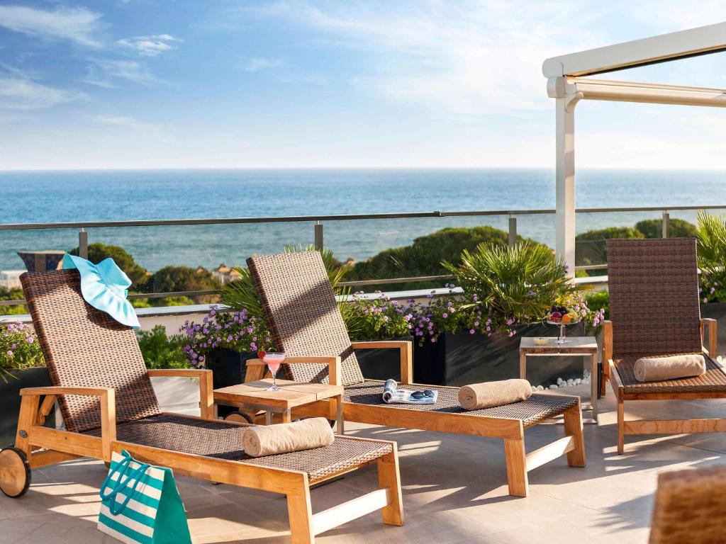 Rixos Premium Belek terase ar sauļošanās krēsliem un skatu uz jūru