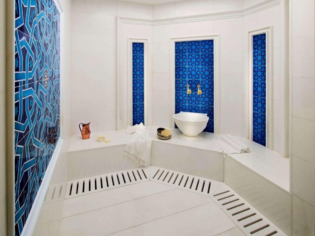Elegants tvaika pirts Rixos Premium Belek ar zilu flīžu dekoriem.