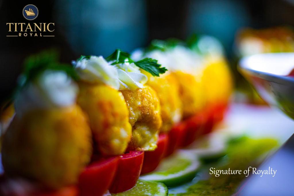 Garda uzkoda pie Titanic Royal, dekorēta ar krāsainām sastāvdaļām.