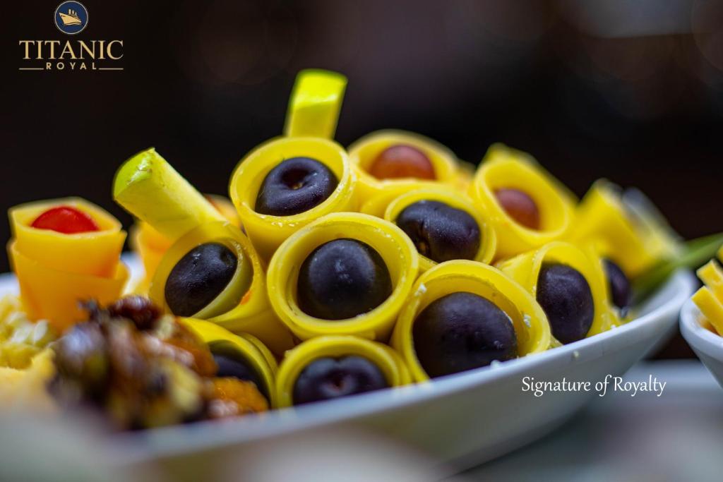 Krāsains augļu ēdiens Titanic Royal Resort, pievilcīgs un garšīgs.