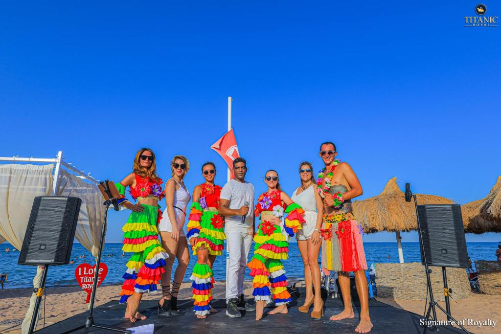 Viesnīcas Titanic Royal Resort pasākums pludmalē ar krāsainiem kostīmiem.