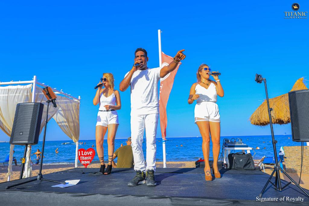 Izpildītāji uz skatuves pie Titanic Royal Resort piekrastē.