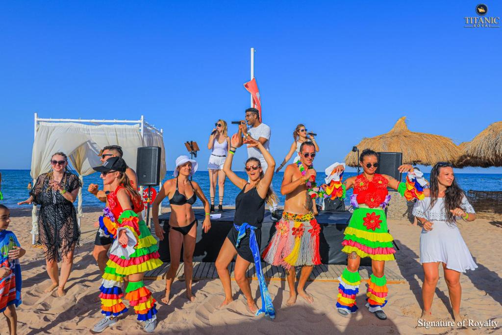 Priekties ballīte pie Titanic Royal Resort pludmalē ar dejotājiem un viesiem.
