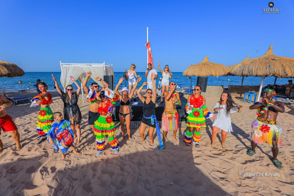 Priecīgi viesi izbauda deju pasākumu pie Titanic Royal Resort pludmales.