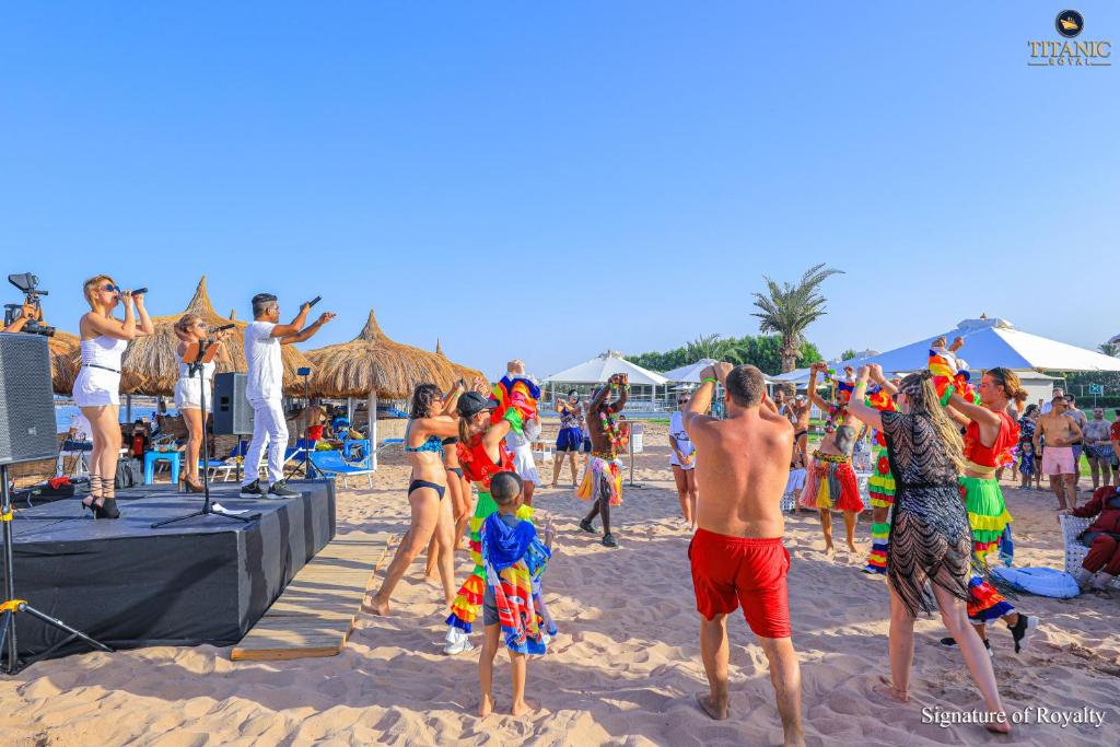 Viesi izbauda dzīvo mūziku pludmalē Titanic Royal Resort