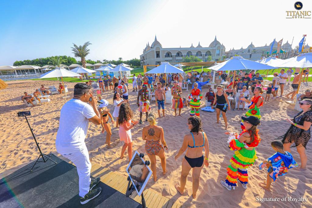 Viesi izbauda jautras aktivitātes pludmalē Titanic Royal Resort
