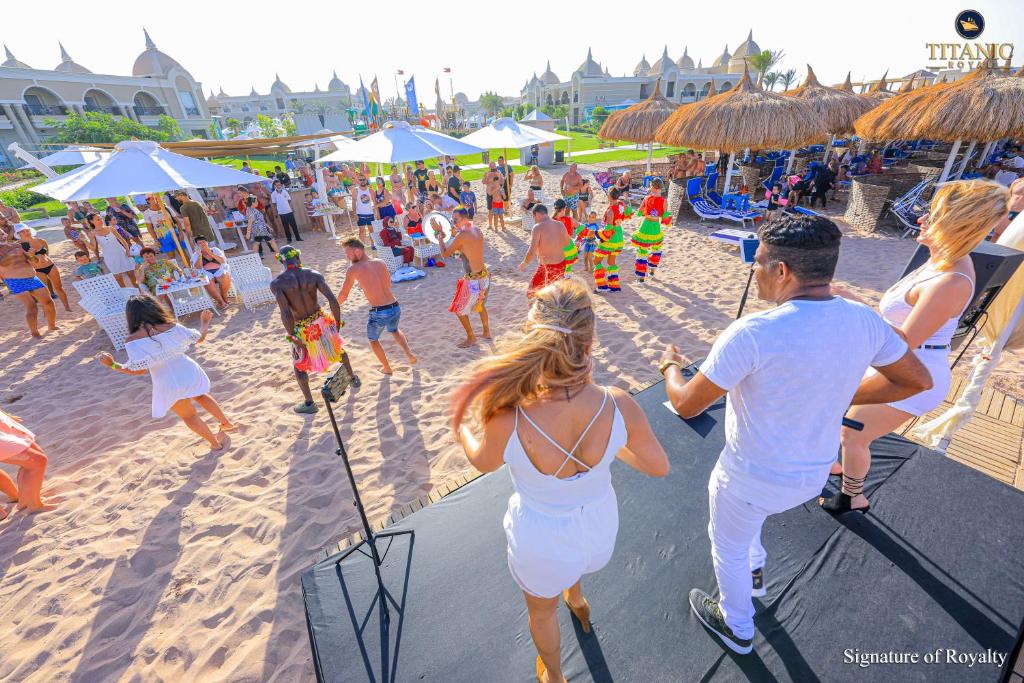 Viesi izklaidējas pludmalē Titanic Royal Resort, dejotāji un mūziķi.