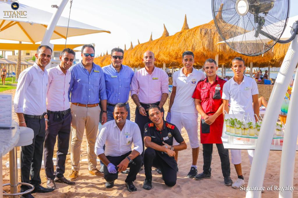 Viesnīcas Titanic Royal personāls pludmalē, apkalpojot viesus.