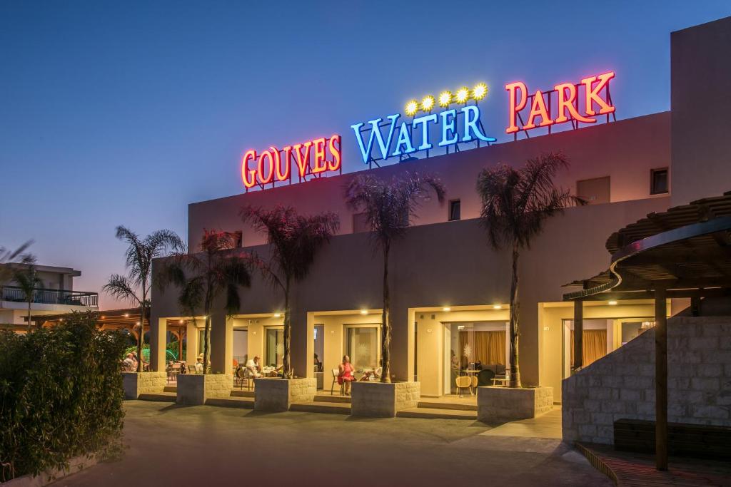 Gouves Water Park viesnīcas ieeja pie saulrieta
