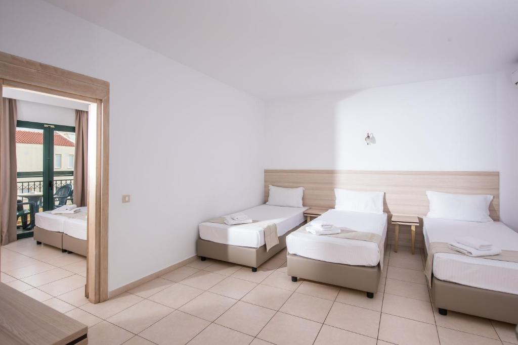 Gouves Water Park Resort numurs ar trim gultām un balkonu