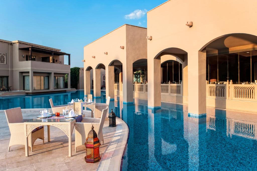 Peldbaseins un terase ar galdiem viesnīcā Spice Hotel & Spa.