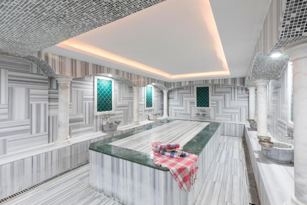 Burvīgs vannas istabas interjers Ali Bey Club ar marmora apdari.