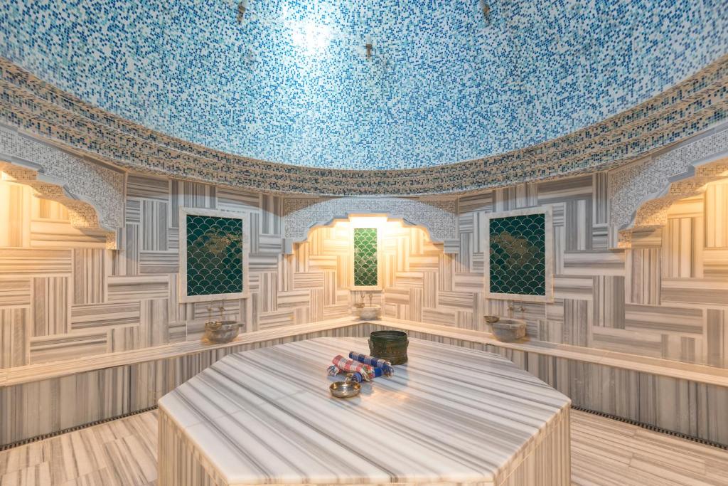 Ainava no tvaika pirtis Ali Bey Club ar zilo mozaīku griestiem.