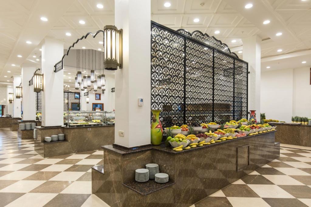 Viesnīcas Ali Bey Club bufete ar daudzveidīgu augļu un dārzeņu izvēli.