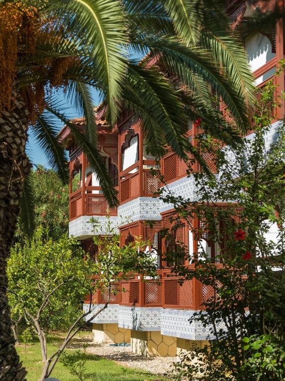 Ali Bey Club viesnīcas eksotiskais eksterjers ar dārzu un palmām.
