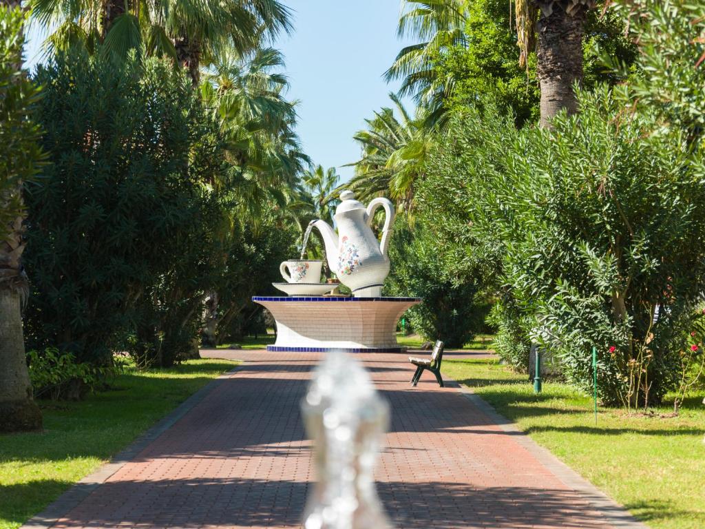 Ainava ar māksliniecisku teikumu un ziediem Ali Bey Club