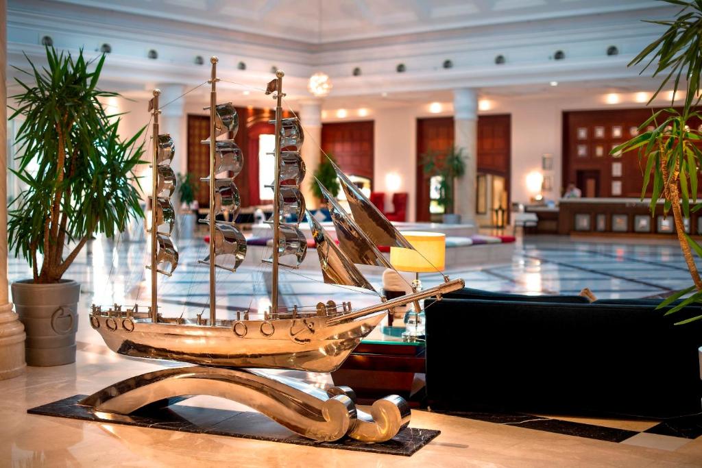 Metāla kuģa skulptūra Premier Le Reve Hotel & Spa vestibilā