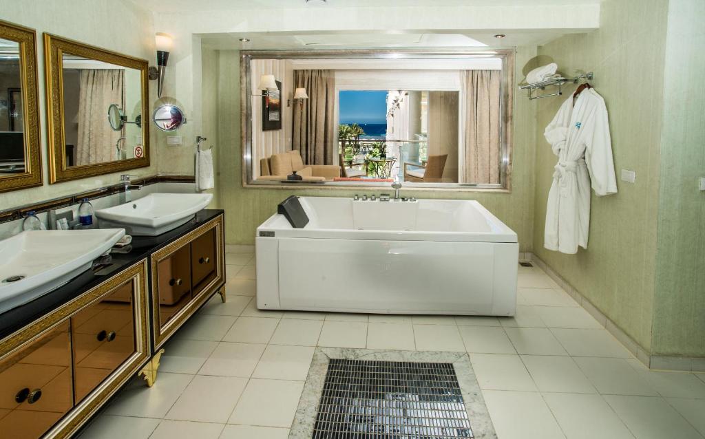 Luksusīgs vannas istaba Premier Le Reve Hotel & Spa ar skatu uz jūru