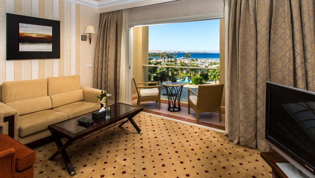 Premier Le Reve Hotel & Spa numurs ar skatu uz piekrasti un baseinu