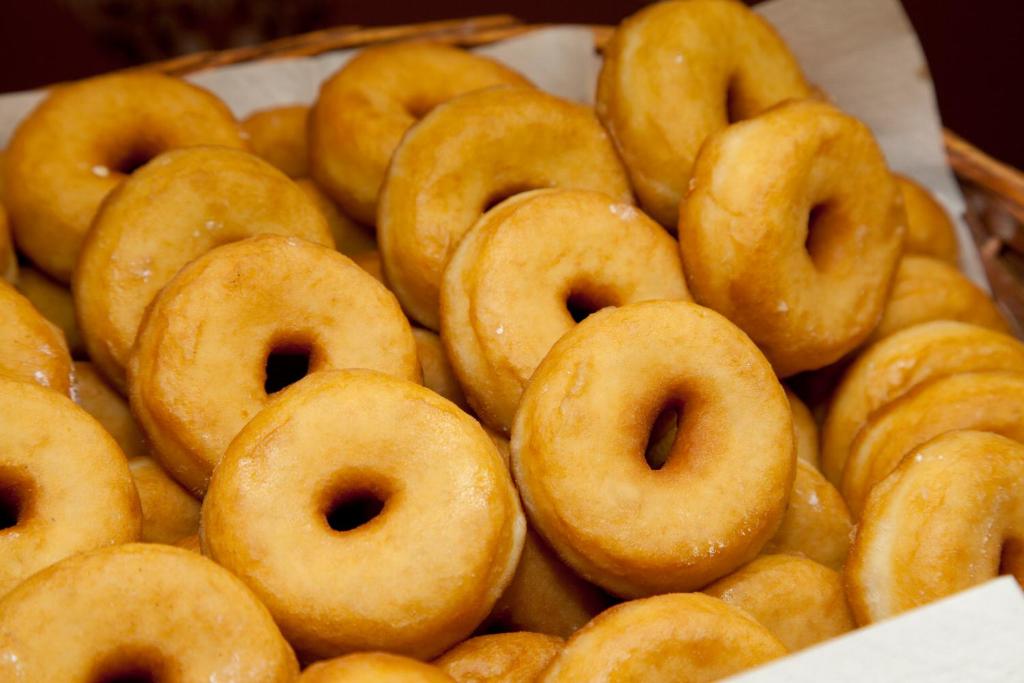 Garozi ar zeltainām un mīkstām cepumiem, kas sakrauti grozā. Ideāli piemēroti desertiem vai uzkodām.