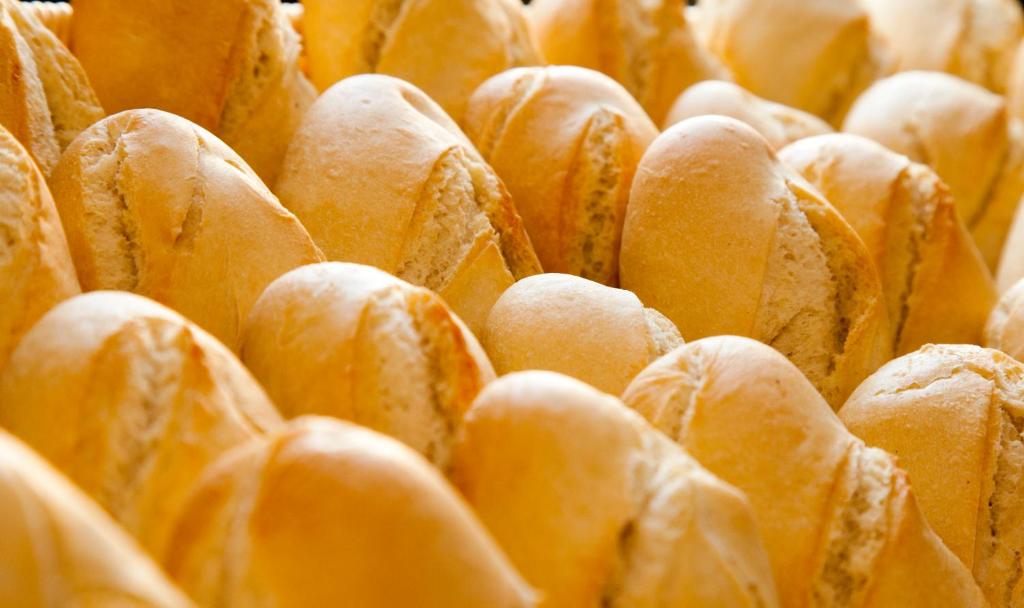 Svaigi cepti maizītes rindu, ar zeltainu garoziņu un mīkstu iekšpusi. Ideāli piemērotas brokastīm vai uzkodām.