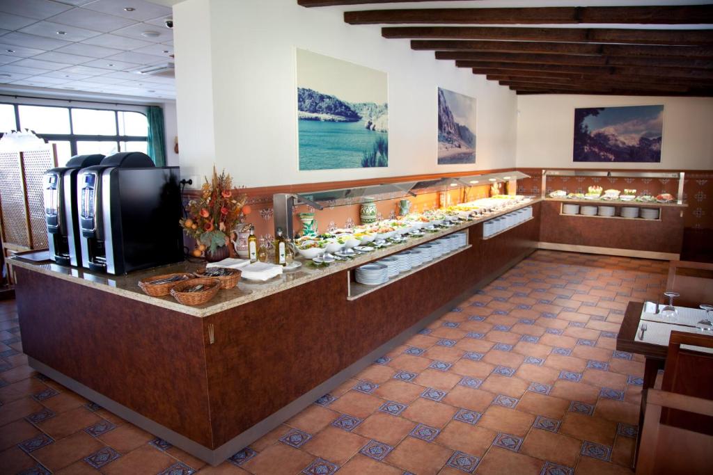 Būvdarbnīca ar plašu bufeti, kas piedāvā dažādus ēdienus un dzērienus, kā arī mājīgu interjeru ar koka sijām un gleznām uz sienām.