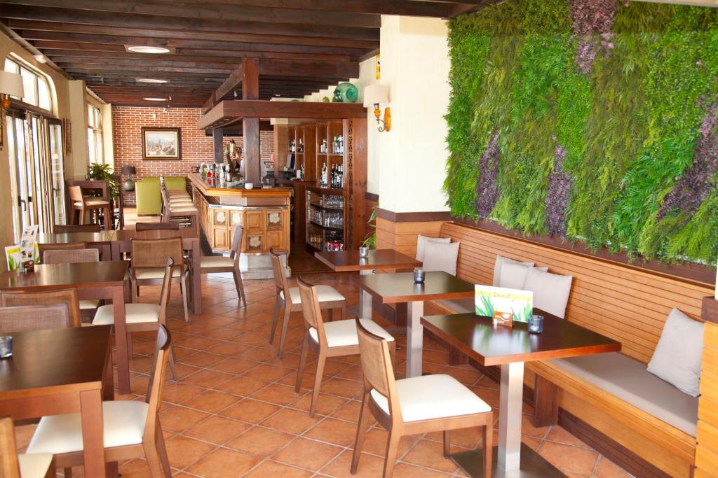 Moderns restorāns ar koka interjeru un zaļām sienām, kas dekorētas ar augu elementiem. Gaisīgs un viesmīlīgs, ideāls vieta relaksācijai un maltītēm.