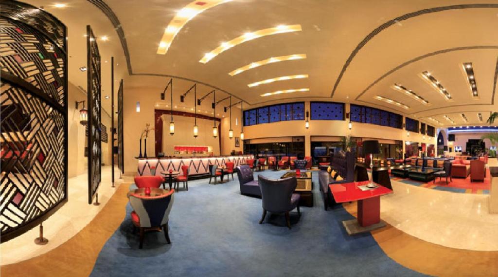 Grand Rotana Resort & Spa stilīgā recepción ar modernu interjeru