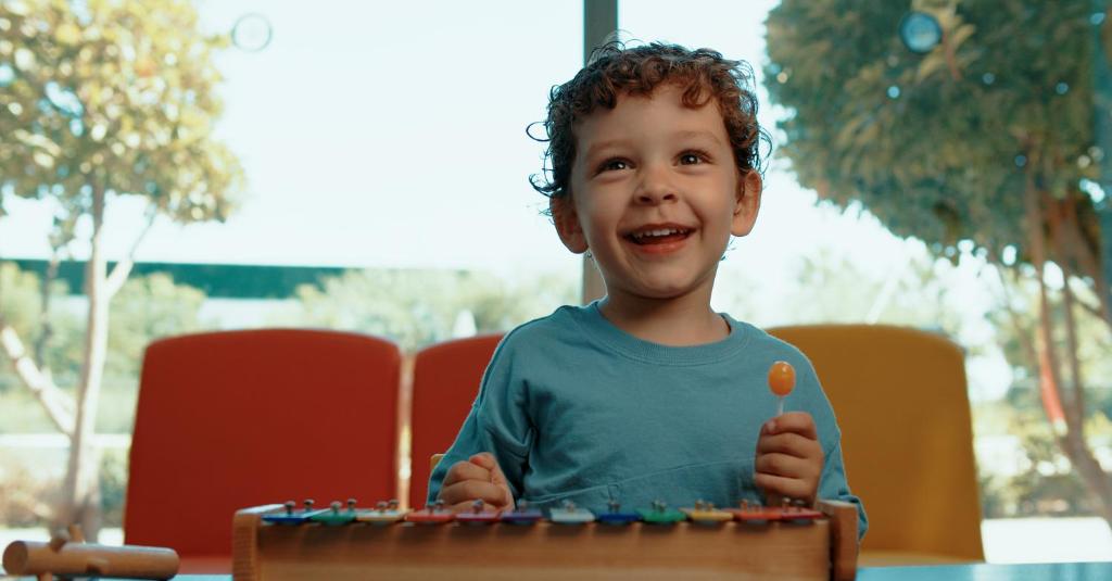 Bērns spēlē ar ksilofonu, laimīgs un jautrs, Spice Hotel & Spa