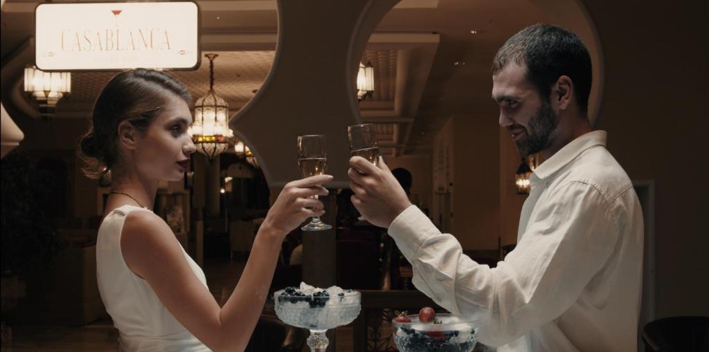 Pāris svin kopā ar dzērieniem Spa Hotel & Spa