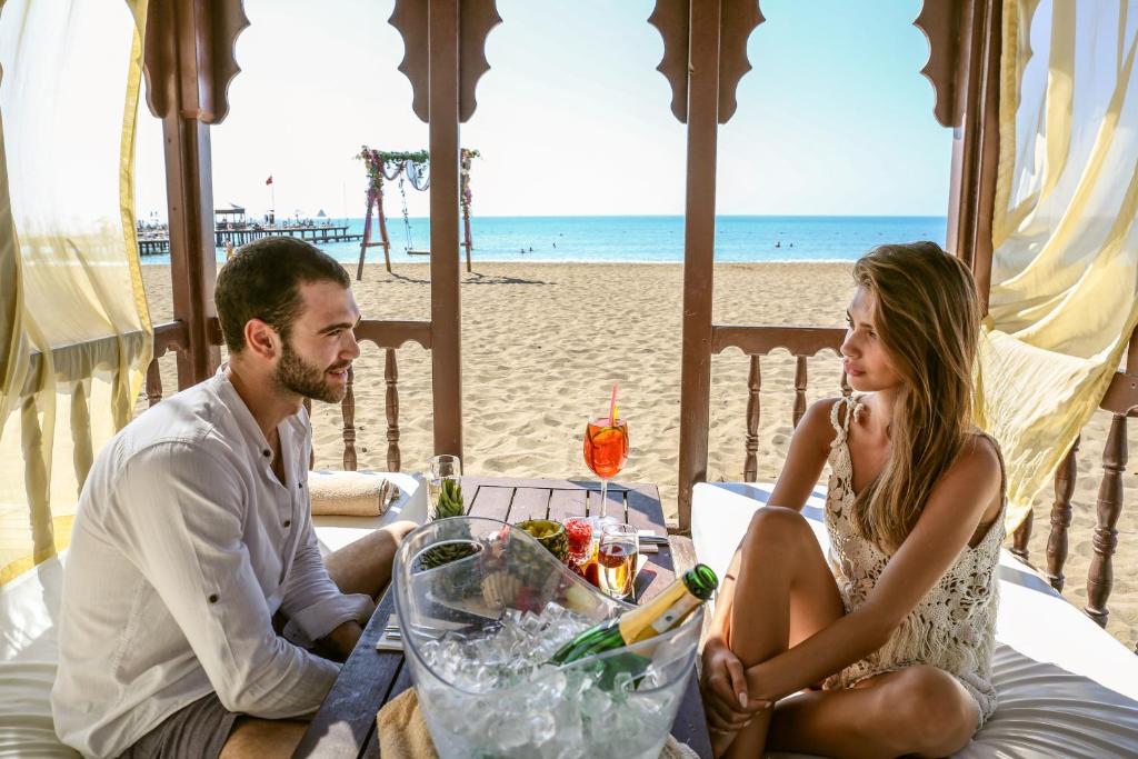 Romantisks brīdis pie Spice Hotel & Spa pludmalē ar dzērieniem.