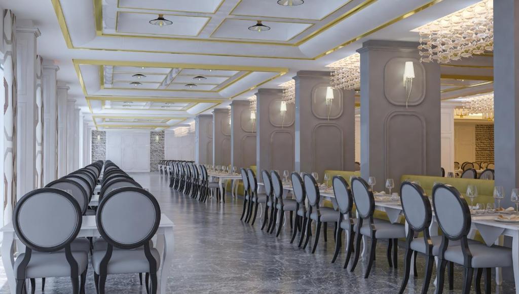 Elegantā restorāna interjers Aria Resort & Spa Hotel ar gaumīgu apgaismojumu.