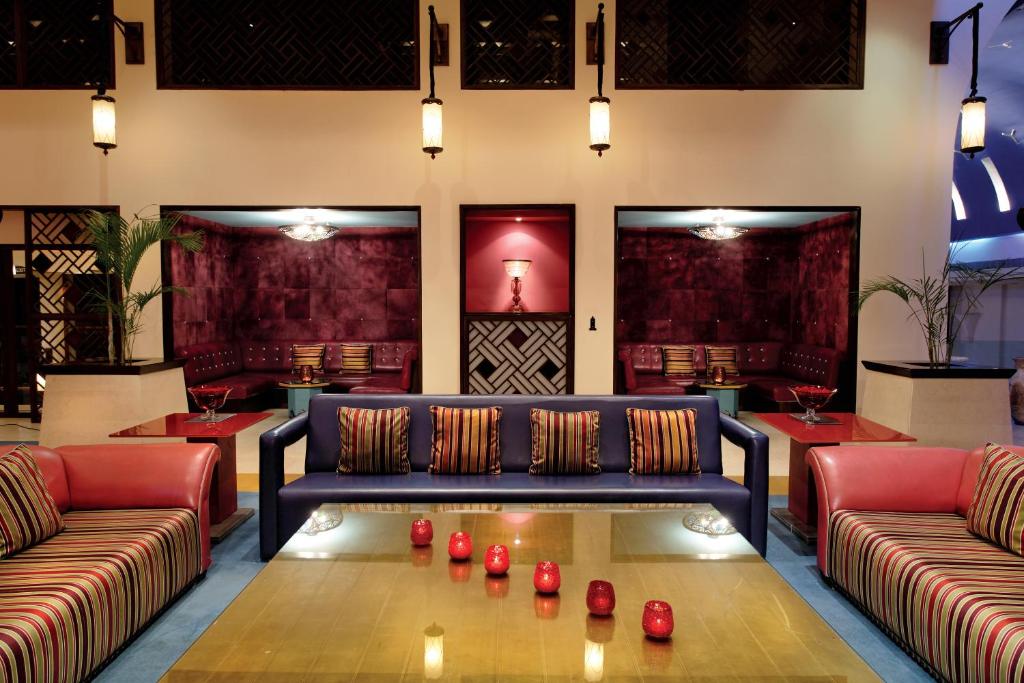 Elegants viesnīcas Grand Rotana Resort & Spa interjers ar komfortablām mēbelēm.