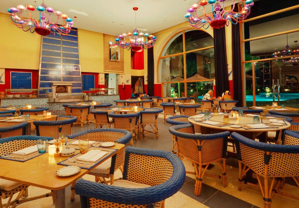 Elegants restorāns ar krāsainām lustrām Grand Rotana Resort & Spa