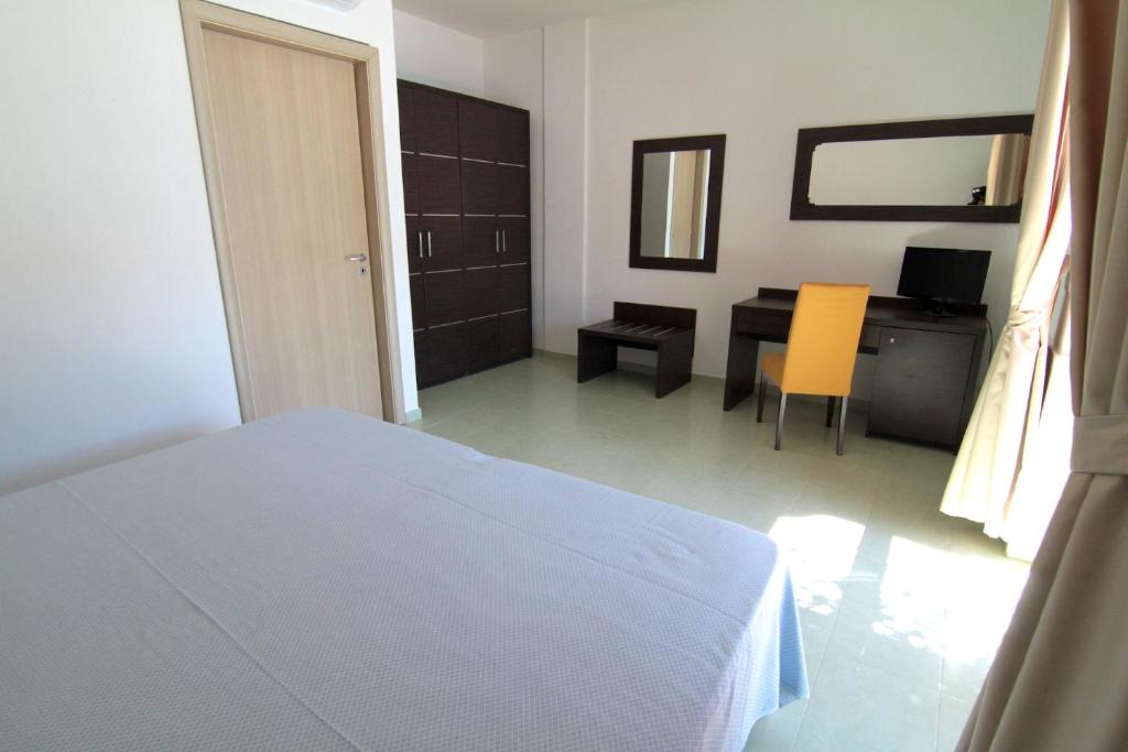 Mūsdienīgs un gaišs viesnīcas numurs ar divguļamo gultu, galdu un krēslu, kā arī garderobi. Telpa ir iekārtota ar minimālisma stilu un labi apgaismota.