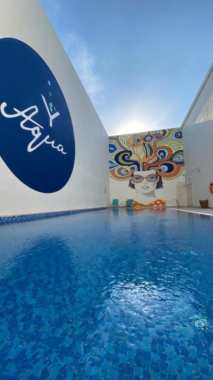 Citymax Business Bay baseins ar krāsainu sienas gleznojumu.