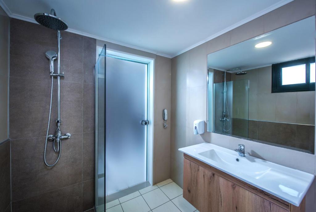 Moderna vannas istaba ar dušu un elegantu izskatu Gouves Water Park Resort