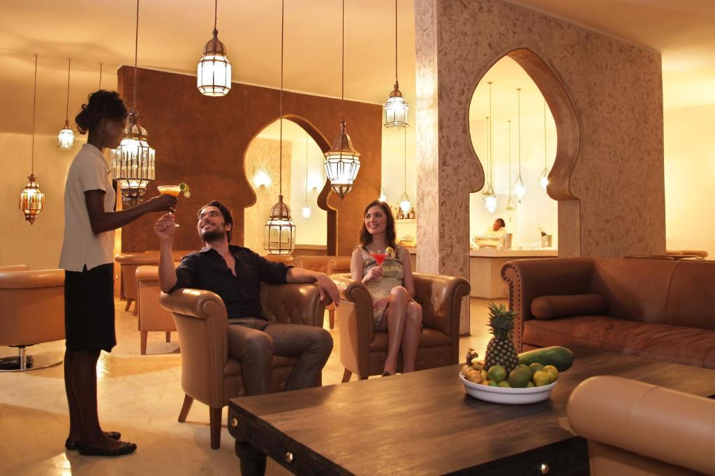 Gold Zanzibar Beach House & Spa viesnīcas viesistaba ar viesiem un dzērieniem