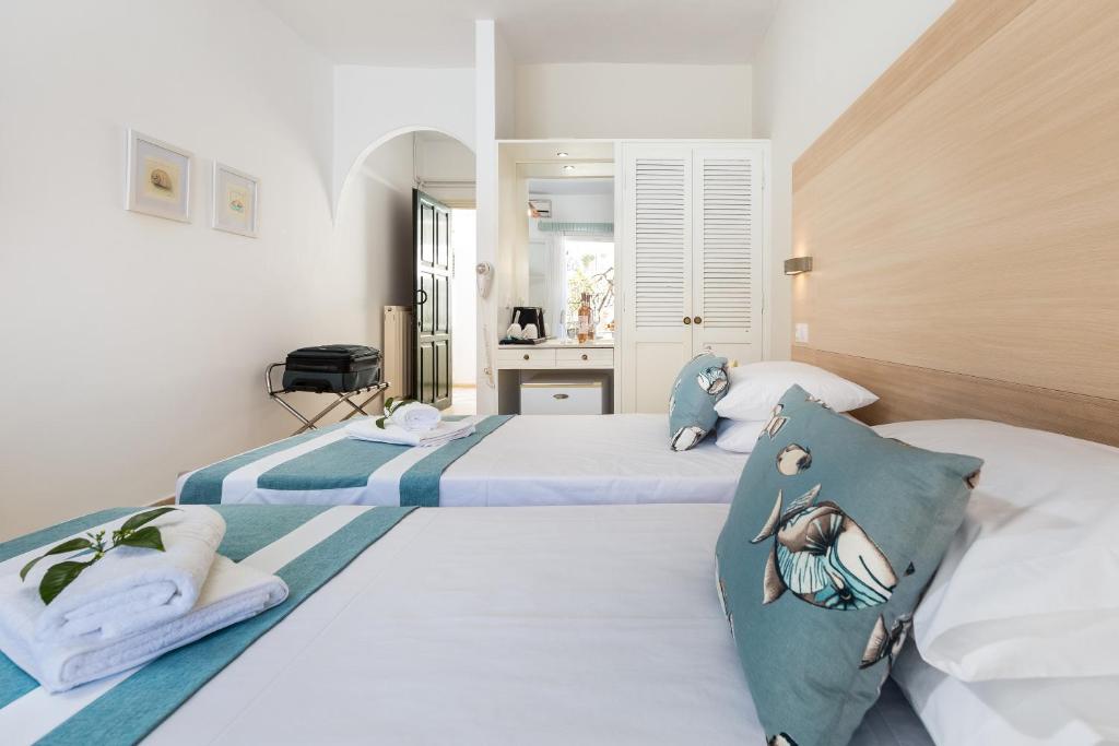 Mūsdienīgs viesnīcas numurs ar divām gultām, dekorēts ar zilu un baltu krāsu paleti, kas rada svaigu un relaksējošu atmosfēru. Numurā ir rakstāmgalds un skapji, kā arī aksesuāri ar augiem un spilveniem ar jūras motīviem.